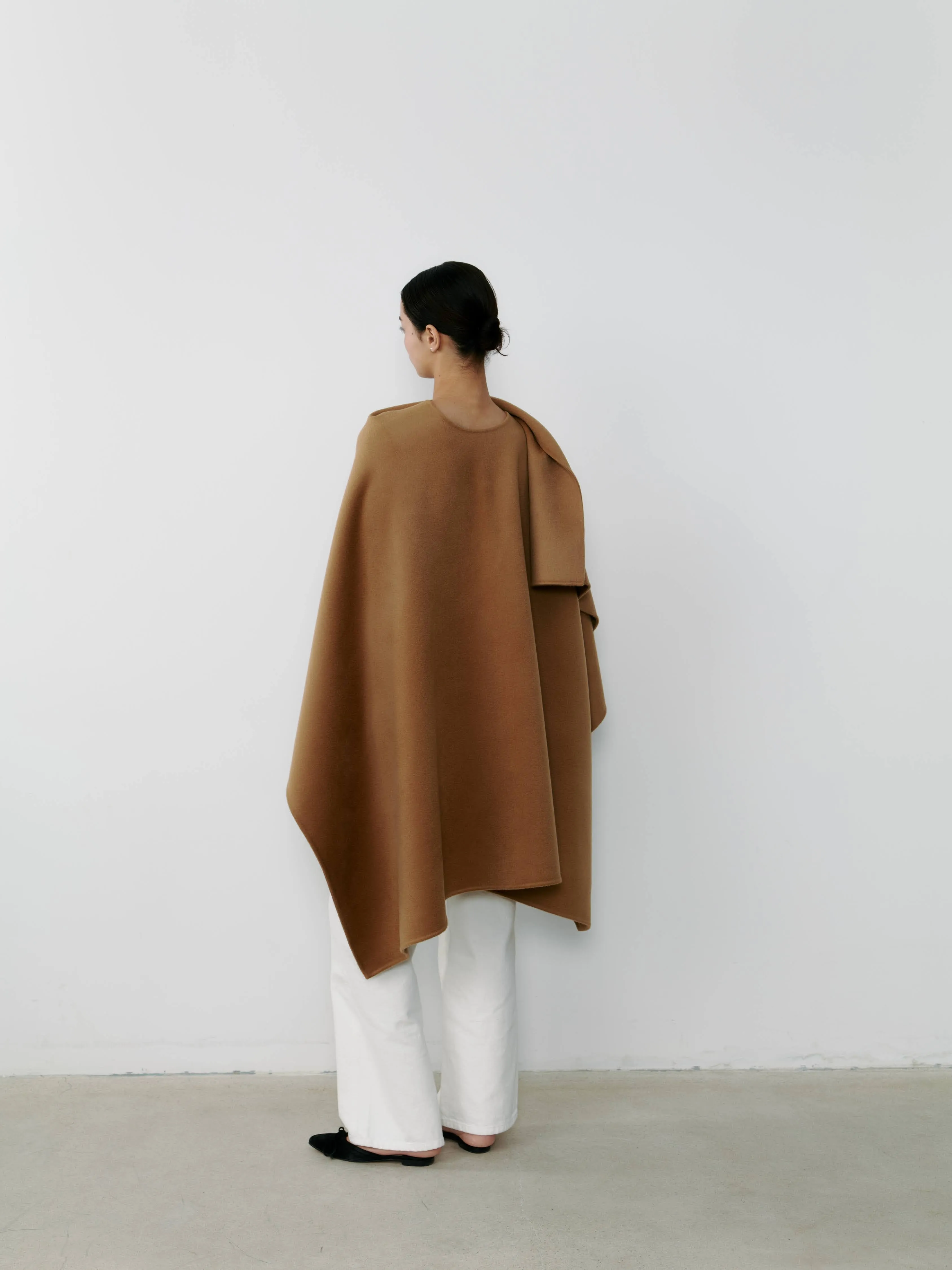 THE CASHMERE CAPE - CAMEL